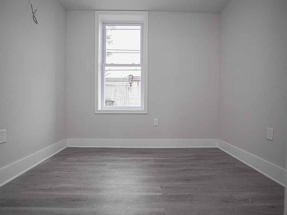 1st image of 2429 W Oakdale St #2429