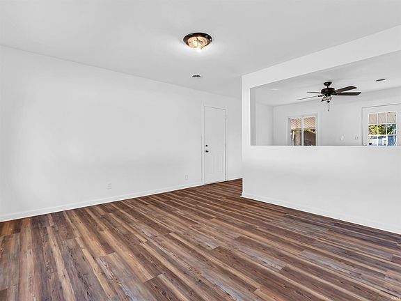 3rd image of 1241 Southlea Dr