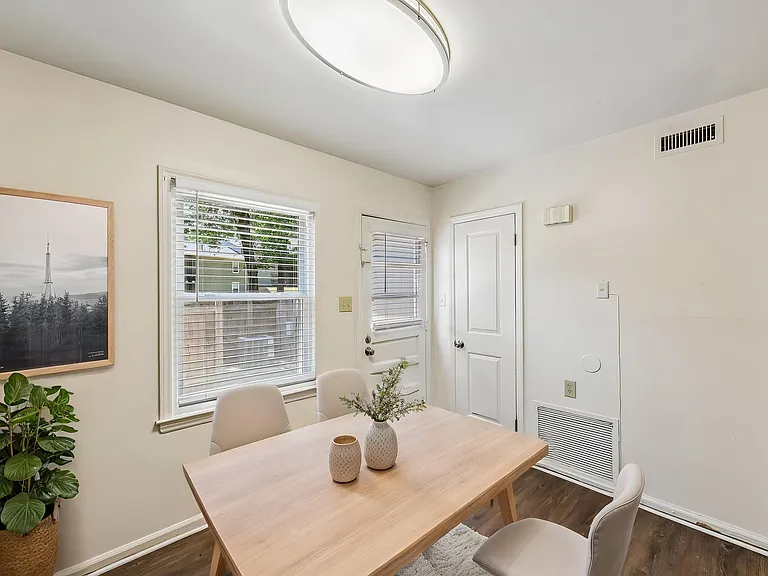 Carriage House — Photo 8