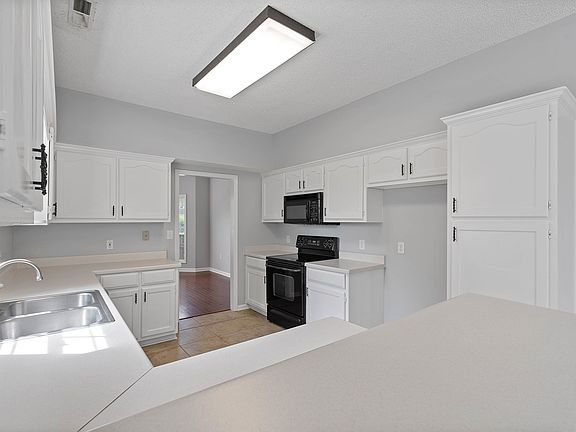 5th image of 469 Sussex Dr SW