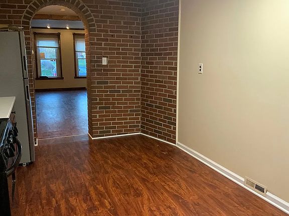 3rd image of 828 W 5th St #1
