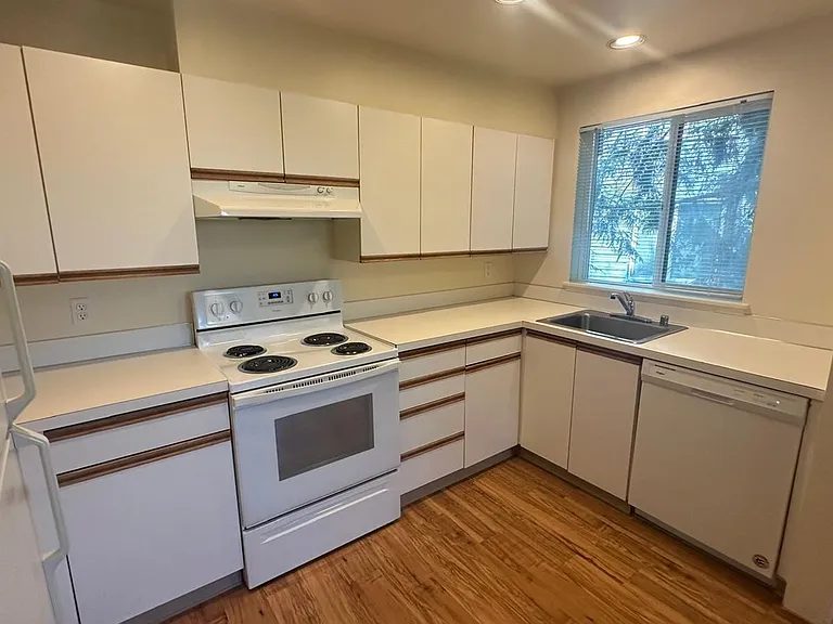 3210 SW Avalon Way — Photo 5