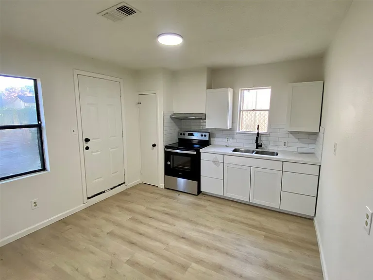319 1/2 N Cochran St — Photo 5
