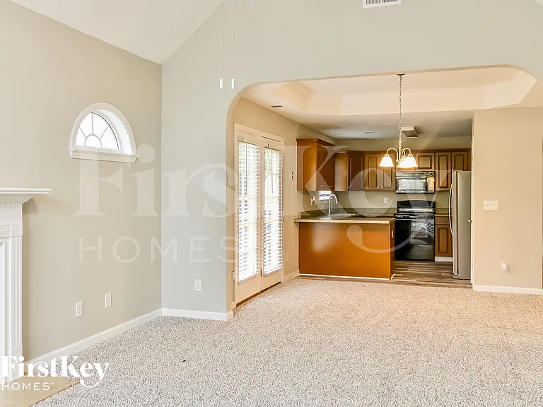 104 Mayfair Ln — Photo 2
