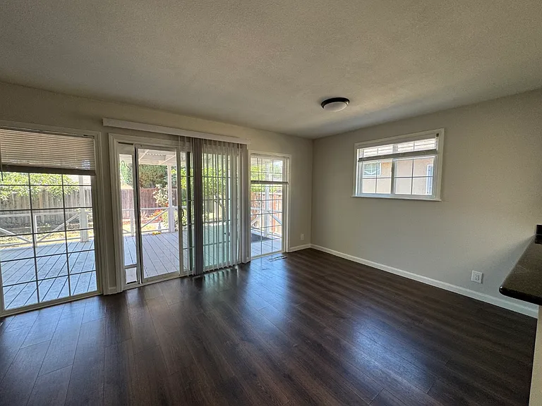 2135 Minto Dr — Photo 4