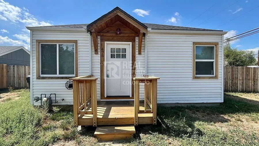 House with oversized garage and huge fenced backyard in Denver for rent — Photo 2