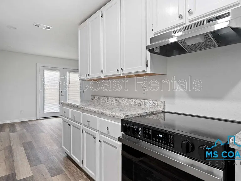 340 Hiller Dr — Photo 26