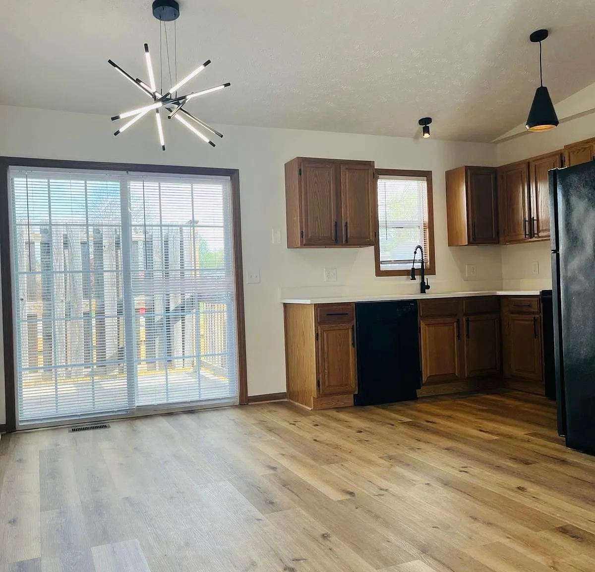 2 bed, 910 sqft, $1,595 — Photo 1