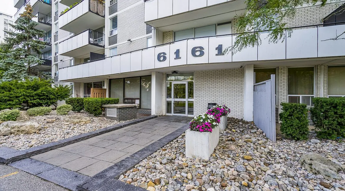 6161 Bathurst Street — Photo 2