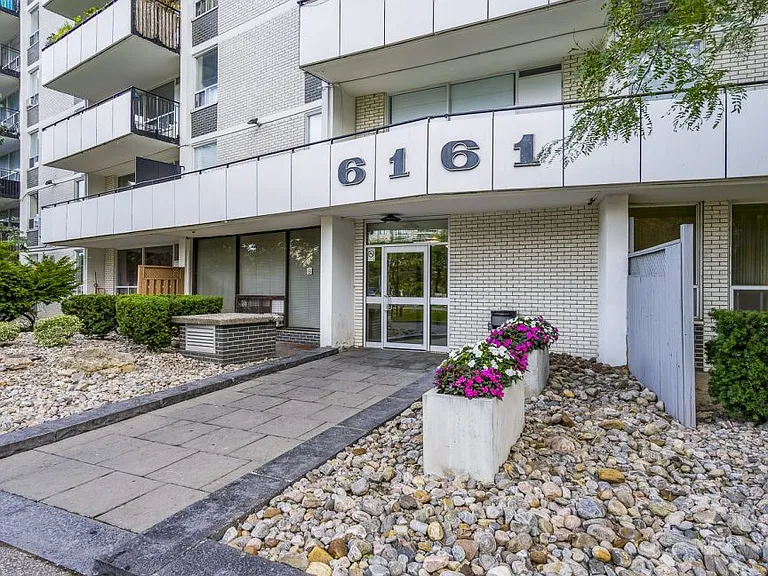 6161 Bathurst St — Photo 3