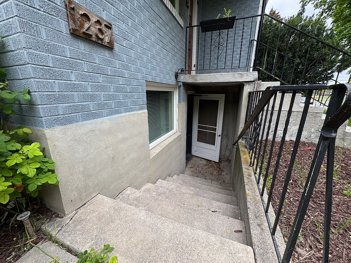 Building Photo - 1237 S Lake St