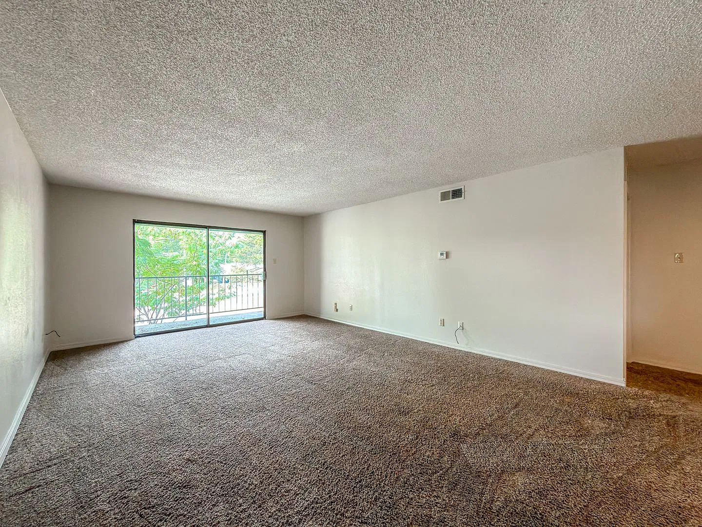 Spacious Comfort 1 Bed, 1 Bath Apartment Awaits You! — Photo 1