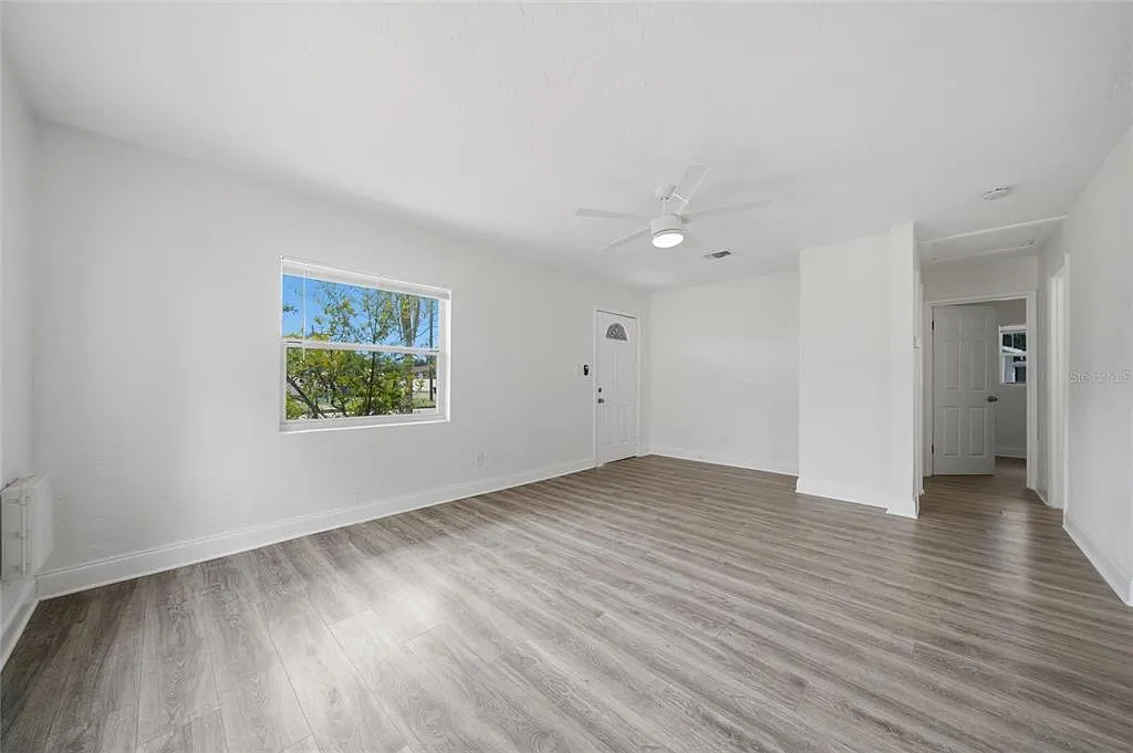 3 bed, 2.0 bath, 1393 sqft, $3,200 — Photo 4