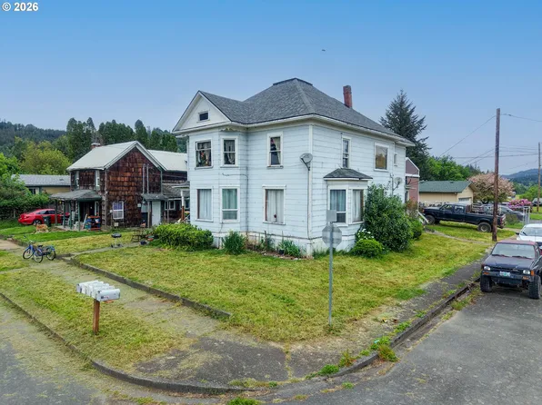 131 Ash St, Myrtle Point, OR 97458
