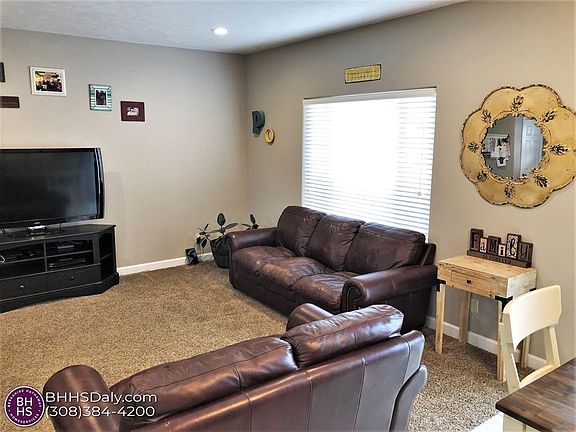 4th image of 208 Sierra Ave