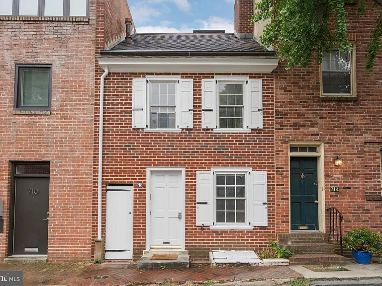 712 Addison St — Photo 1