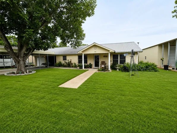 406 N Goliad St, Runge, TX 78151
