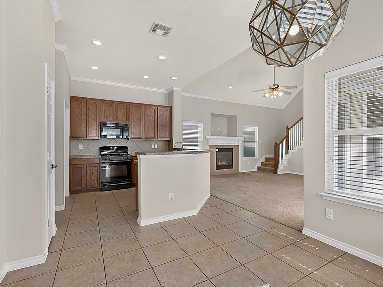1024 Charleston Ln — Photo 3