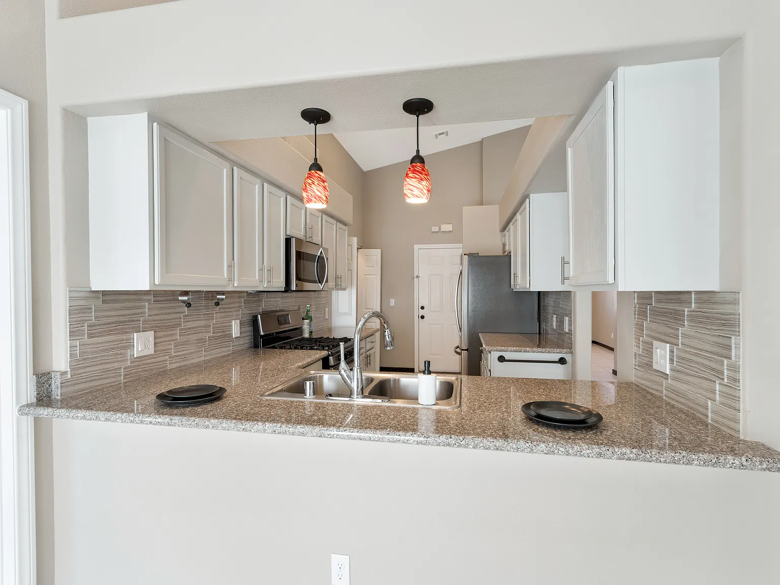 4 bed, 1906 sqft, $3,000 — Photo 4
