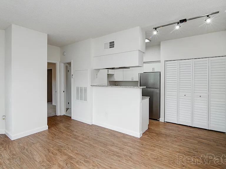 Waterford Point Apartments — Photo 23