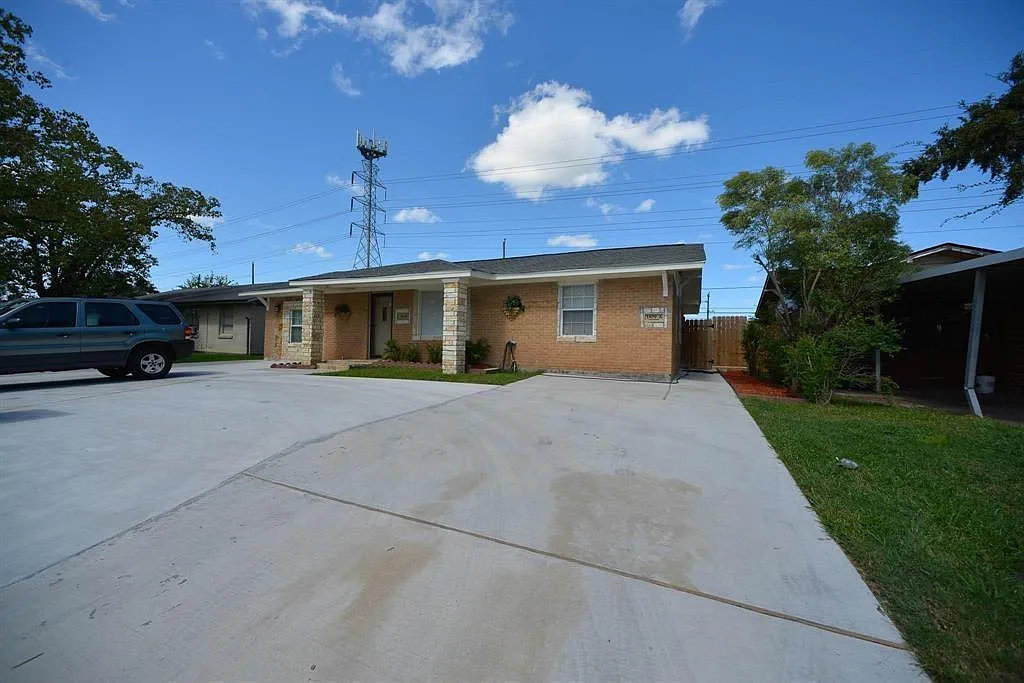 7 bed, 3.0 bath, 1285 sqft, $3,400 — Photo 3