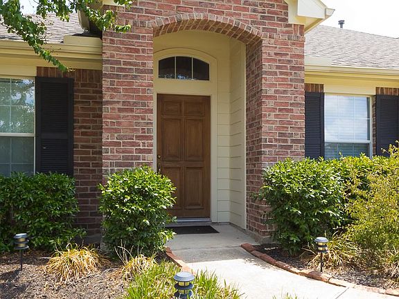 Nicely landscaped front entrance