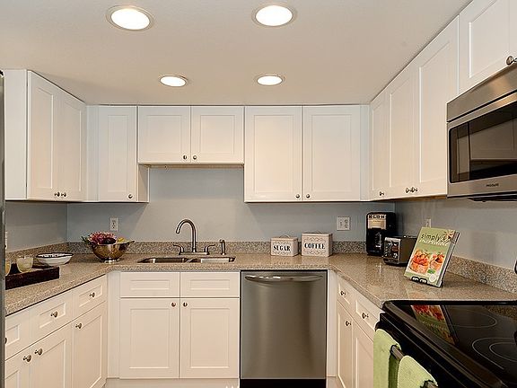 4th image of 10424 NE 32nd Pl #103
