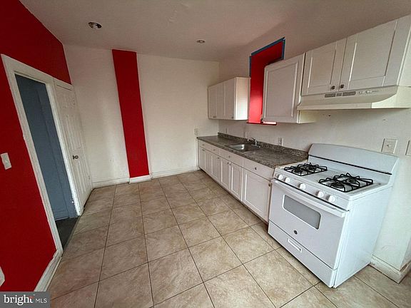 5th image of 800 W 11th St