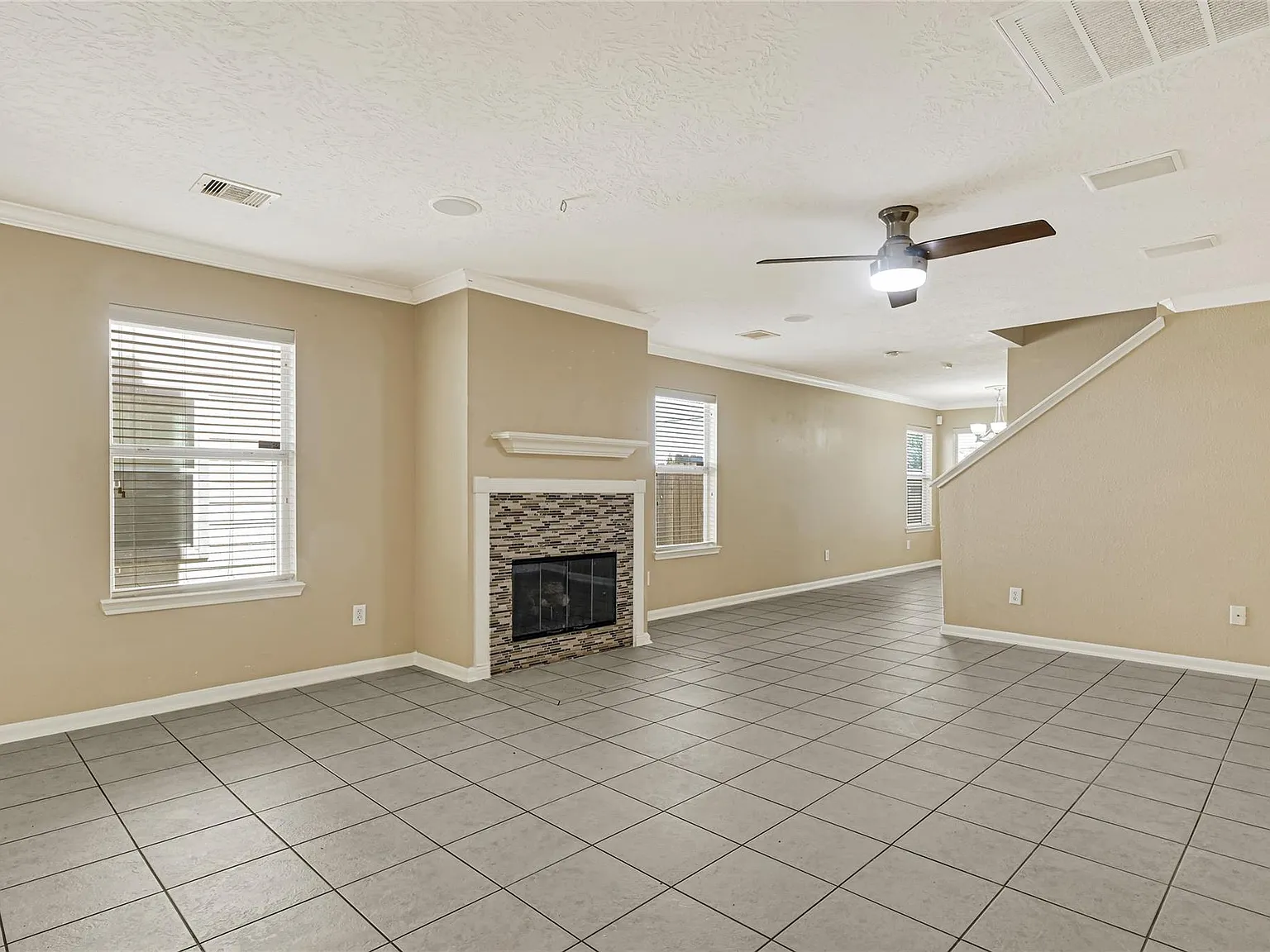 5 bed, 2.5 bath, 2496 sqft, $2,100 — Photo 3