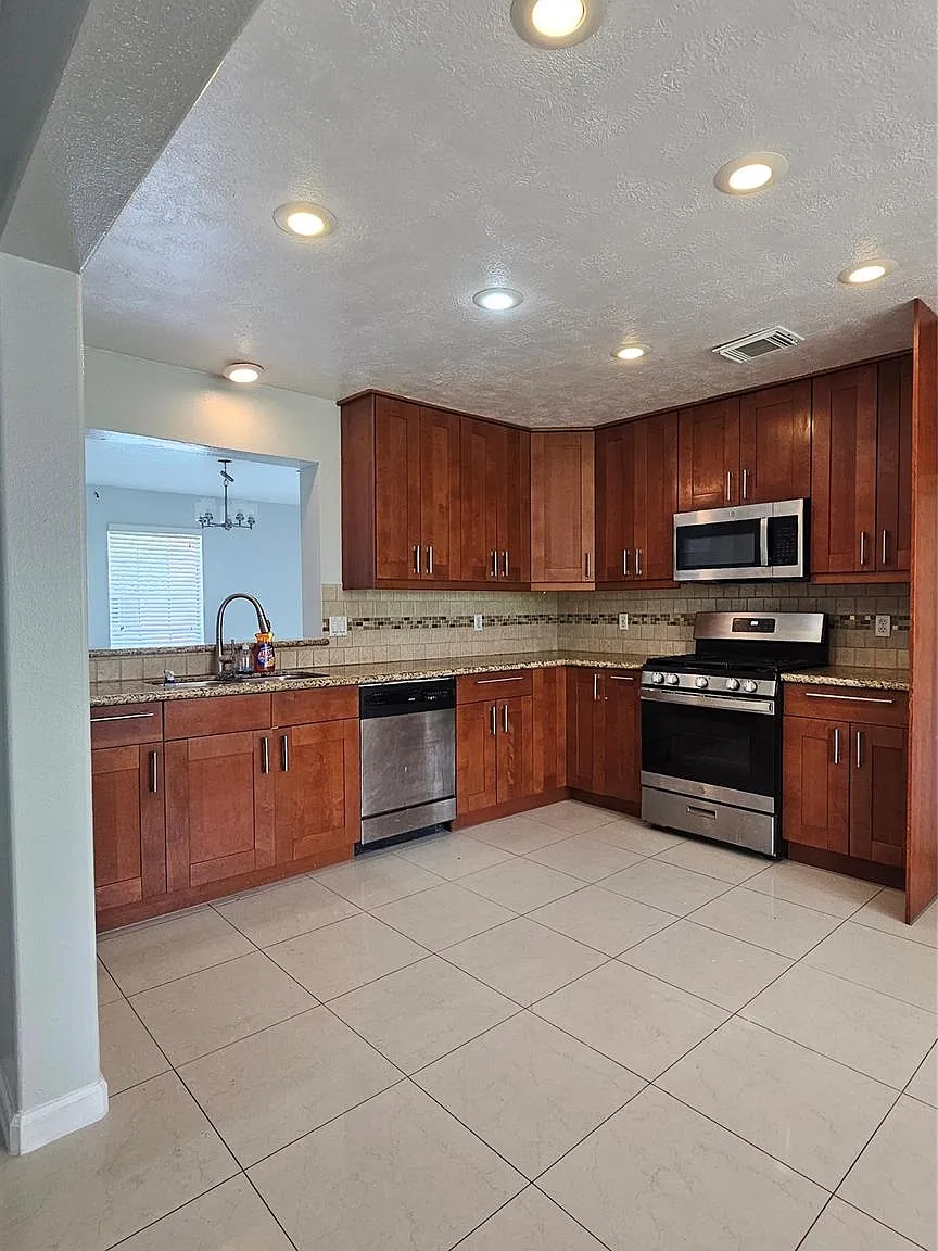 3 bed, 2.5 bath, 2007 sqft, $2,400 — Photo 4