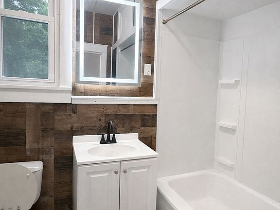 3rd image of 605 W Norwegian St #1