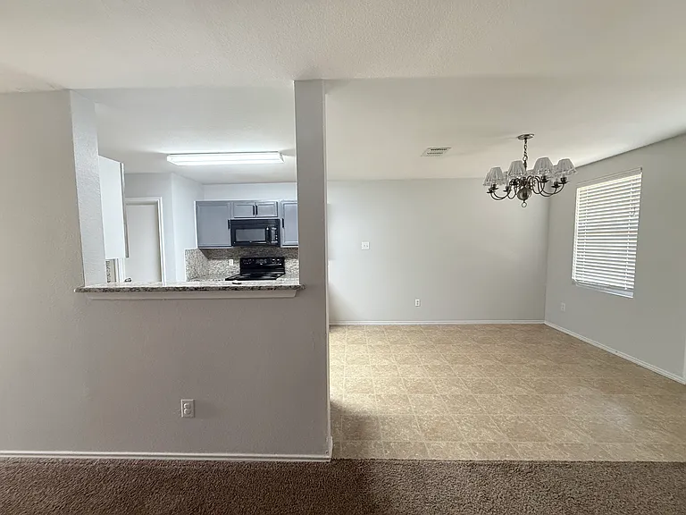 3008 Meadow Bluff Dr — Photo 4