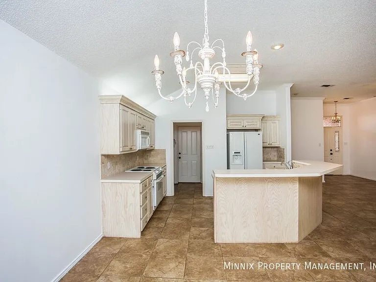 3305 103rd St — Photo 26
