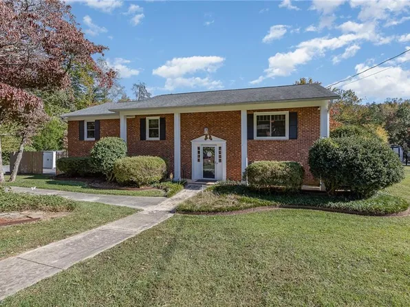 1820 Mallard Lakes Dr, Winston Salem, NC 27106