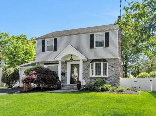 588 Clarendon Ct, River Edge Boro, NJ 07661