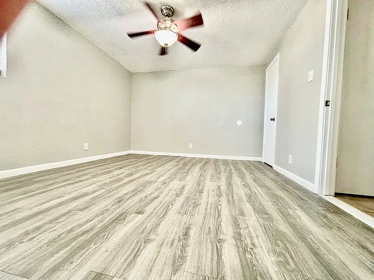410 E 6th St #4 — Photo 10