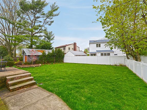 4th image of 90 Roosevelt Ct