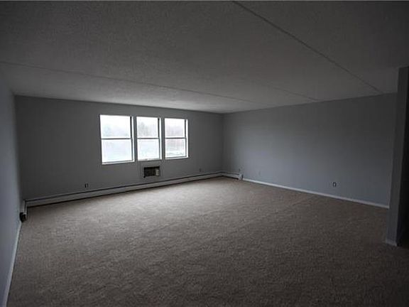 3rd image of 121 Concord Ln