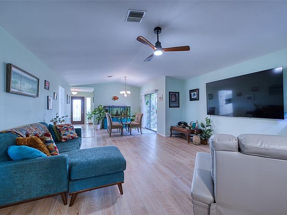3rd image of 76 Sandstone Cir