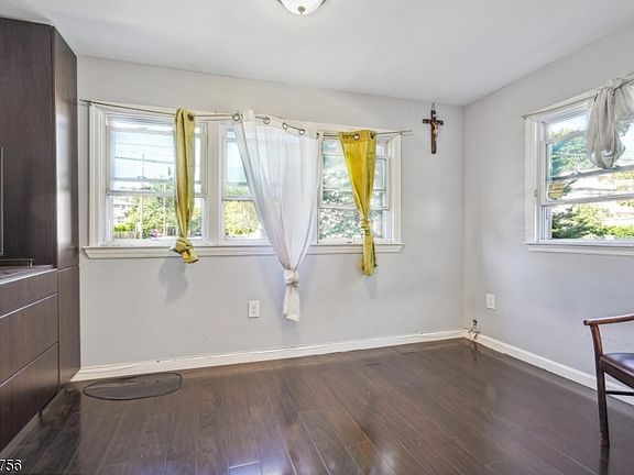 3rd image of 28 Montgomery St Floor 1