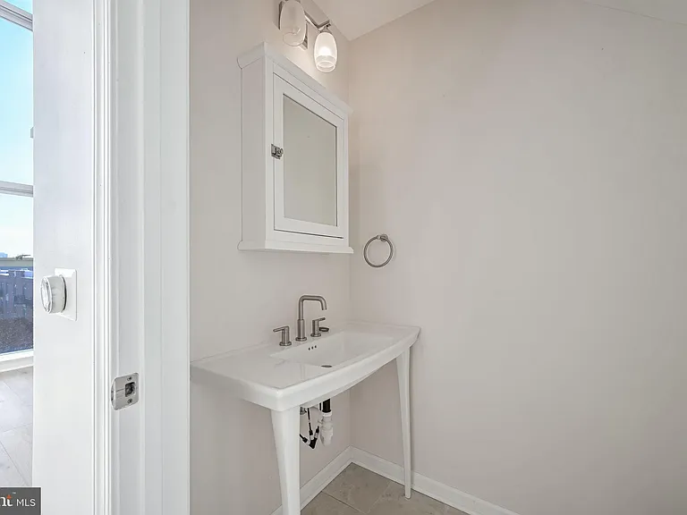 444 W Broad St #619 — Photo 9