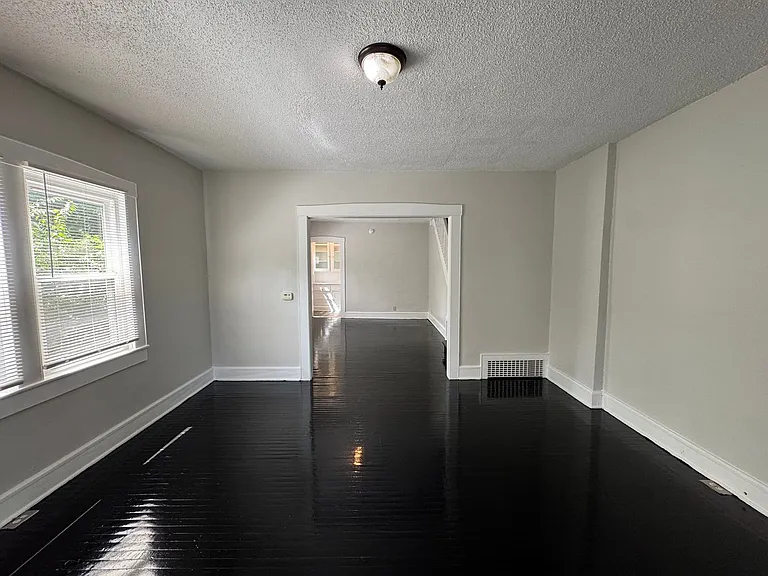 1136-1138 Fairfield Ave — Photo 6