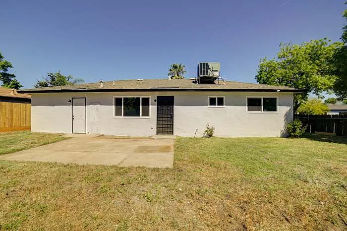 3231 W Indianapolis Ave — Photo 16