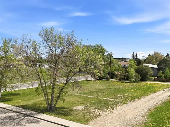 5253 49th St, Lacombe, AB T4L 1H6