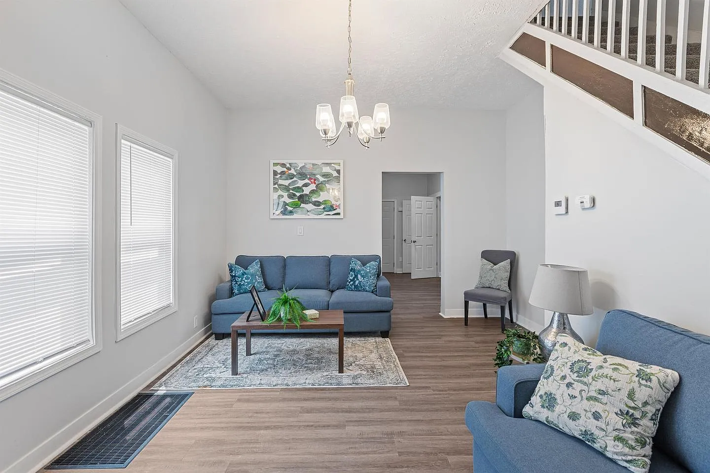Inviting urban haven with vintage charm and modern touches — Photo 2