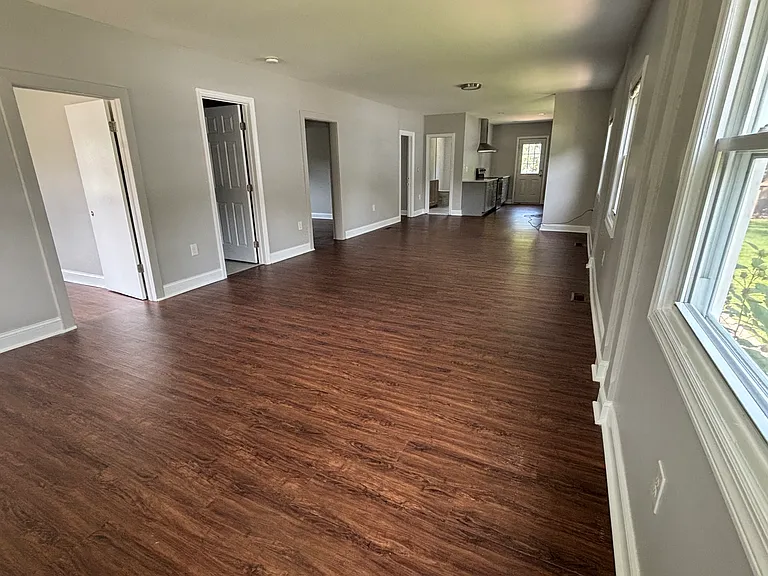 9940 Naylor Ave — Photo 2