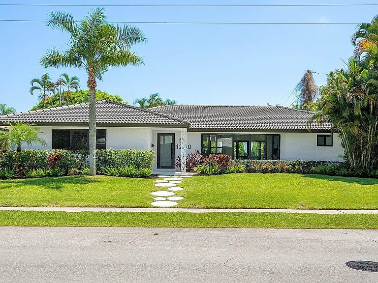 1200 SW 8th St — Photo 2
