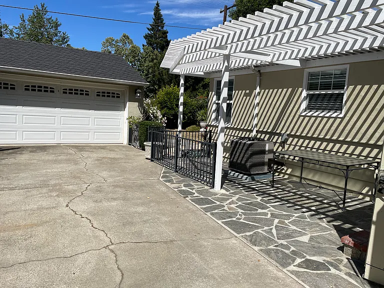 2067 Jonathan Ave — Photo 34