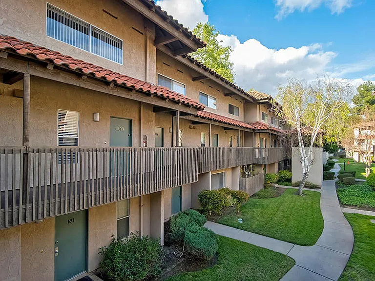 Wilbur Oaks Apartments — Photo 8