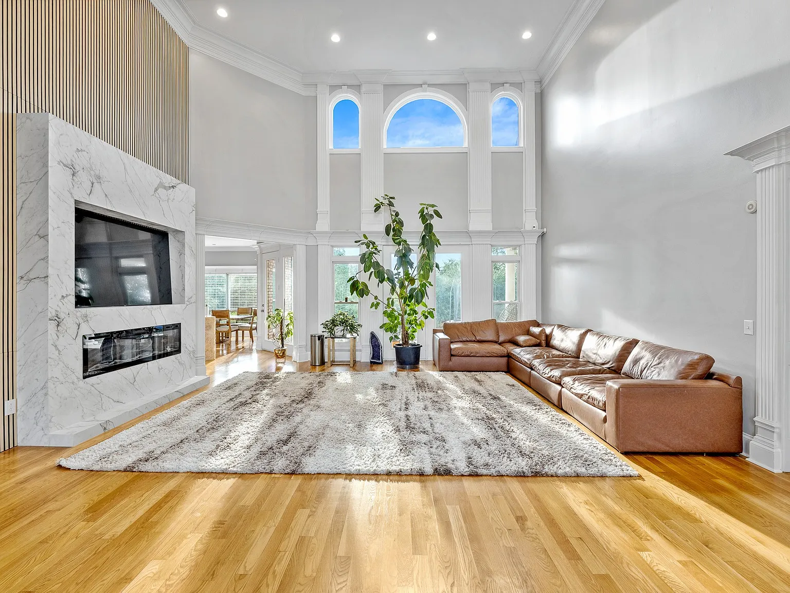 6 bed, 4.0 bath, 5200 sqft, $9,500 — Photo 4